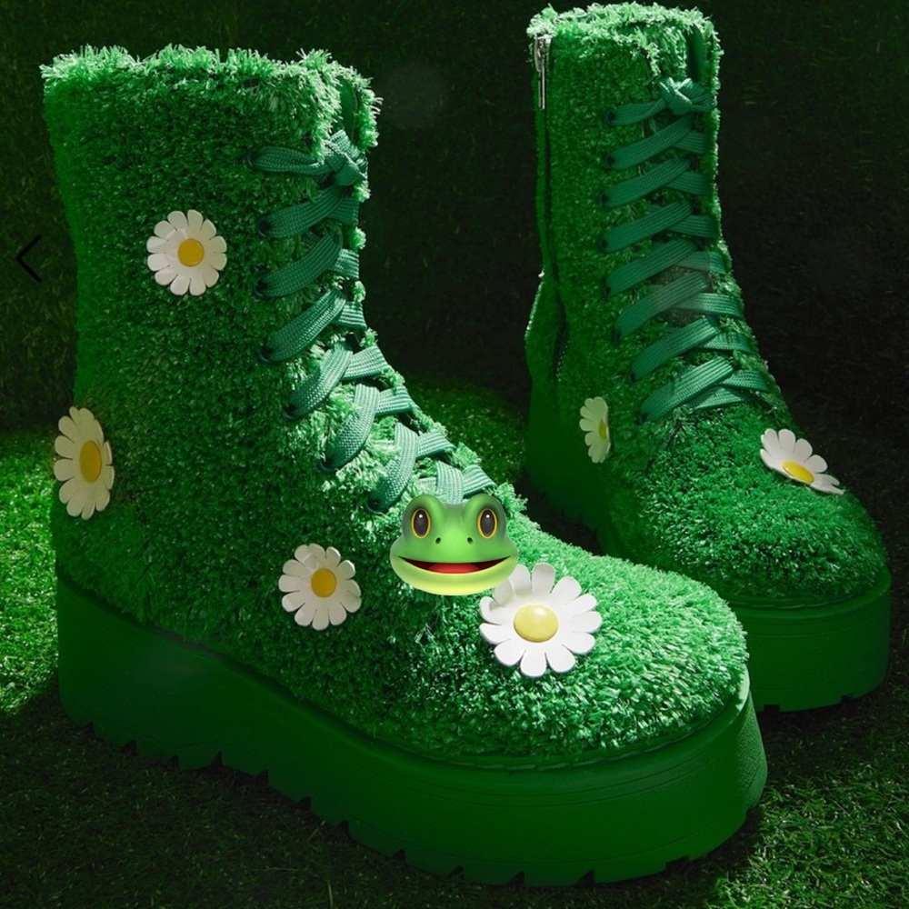 (GR). NWOB Dolls Kill / dELiA*s It’s Always Greener Combat Boots